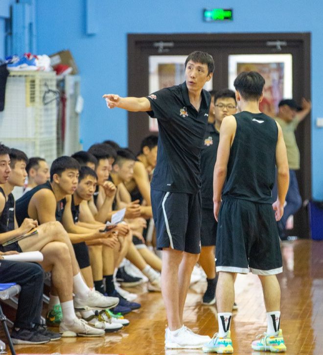 MK体育-CBA球队训练备战新赛季，教练组全力调教