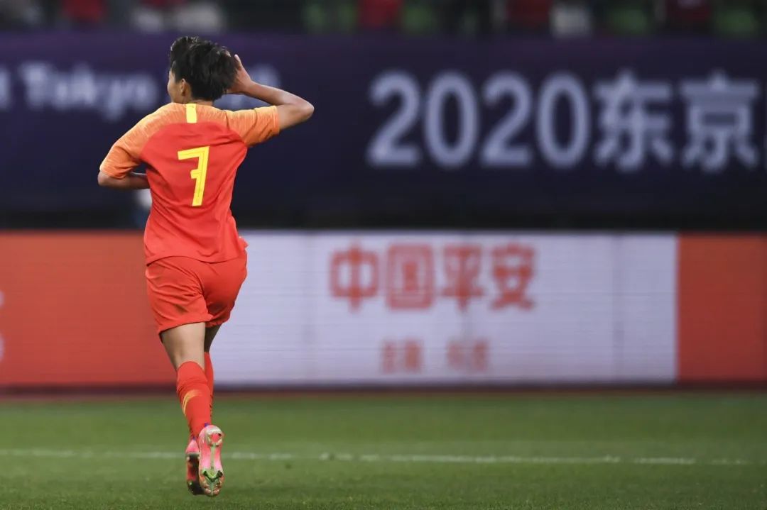 MK体育-闪耀舞台的女足运动员：全情投入赛场角逐