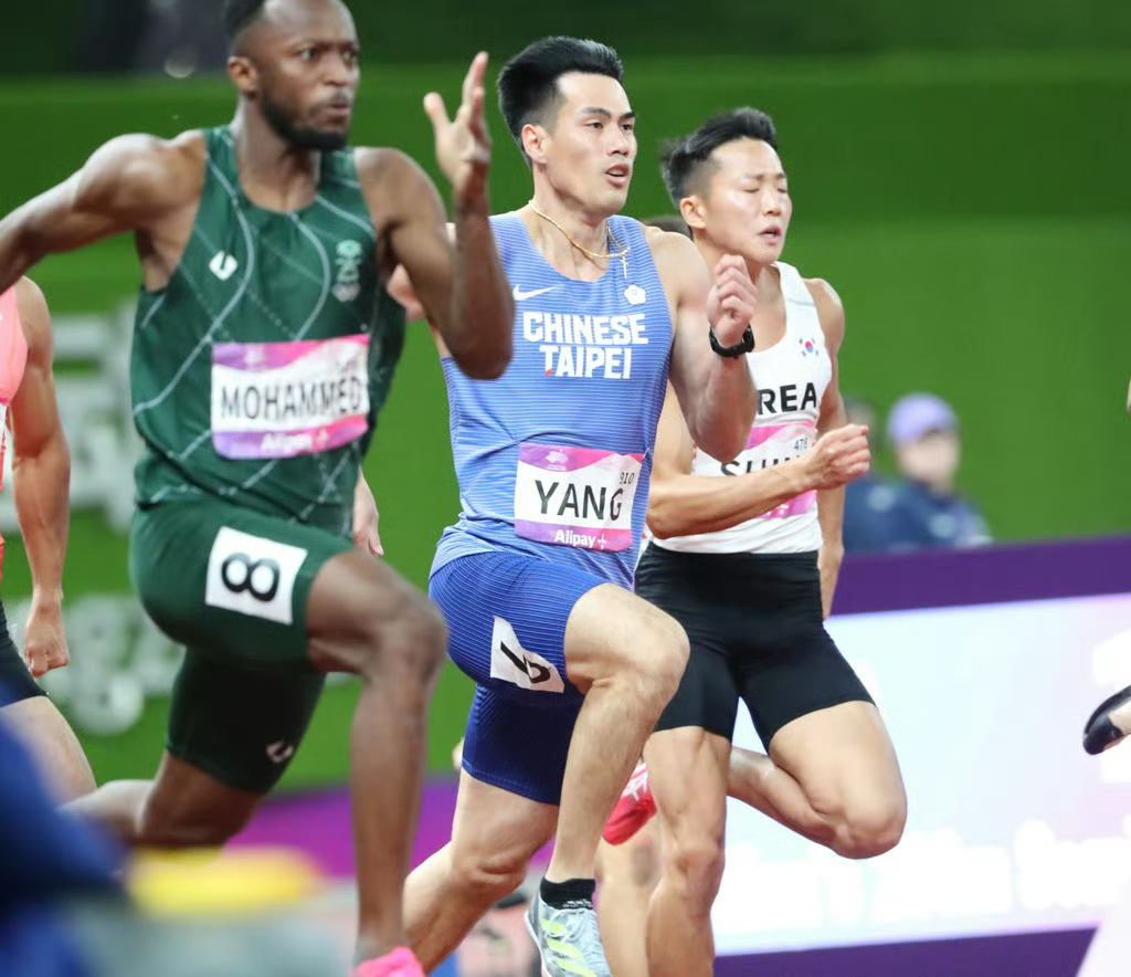 MK体育-肯尼亚长跑选手勇夺金牌，奔跑不停