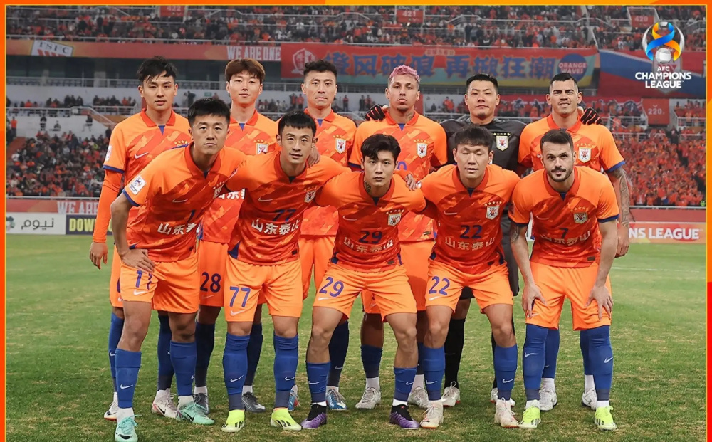 MK体育-贵州球员在关键时刻拼抢，场面激烈